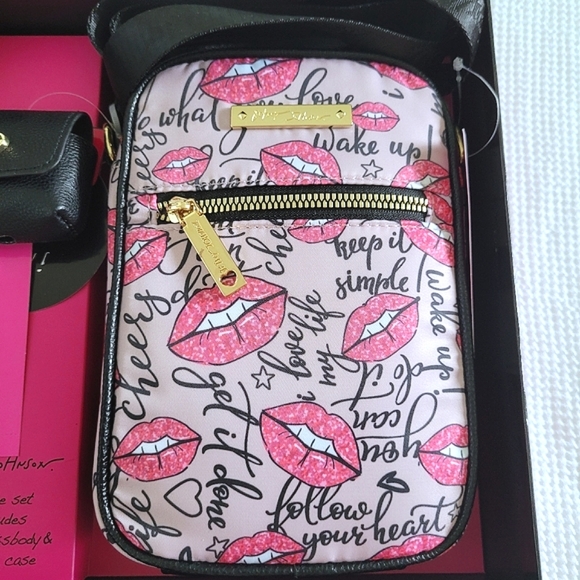 ✨️HP✨ Betsey Johnson Lips💋 Crossbody Bag with Ear👂Bud Case Gift🎁 Set - Picture 5 of 16